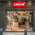 Si hay una prenda que no puede faltar en el armario de un hombre, es esta camiseta Levi’s por 14 euros