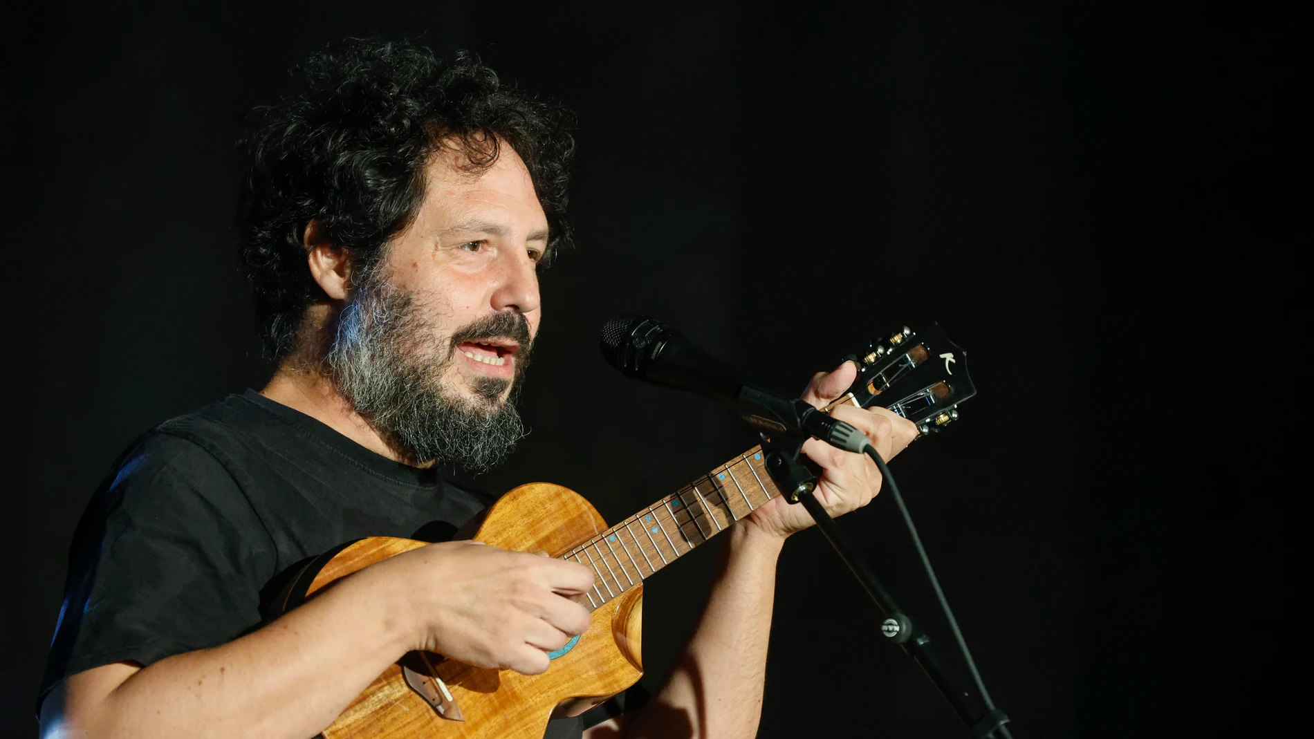 VERA DE MONCAYO (ZARAGOZA), 23/08/2025.- El cantautor malagueño El Kanka ha cerrado este sábado el festival "Veruela Verano" que durante el mes de agosto se ha celebrado en la abadia cisterciense de Veruela. EFE/JAVIER BELVER