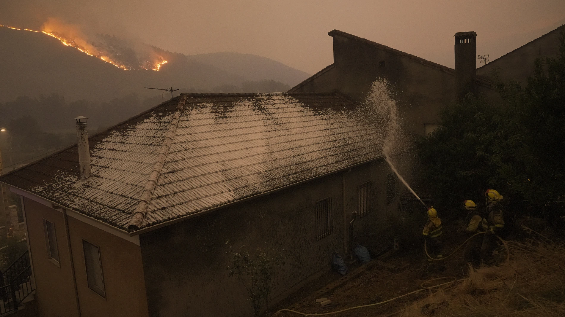 Varios bomberos forestales tratan de extinguir un fuego, a 17 de agosto de 2025, en Retorta, Laza, Ourense, Galicia (España). El gran incendio de Larouco (Ourense), el mayor de la historia de Galicia por su dimensión de 30.000 hectáreas, se ha dado por estabilizado a las 11.25 horas de este sábado. De esta forma, los incendios activos pasan a ser cuatro, que suman 22.110 hectáreas.23 AGOSTO 2025;FUEGO;BOMBEROS;INCENDIO;EMERGENCIA;Adrián Irago / Europa Press17/08/2025