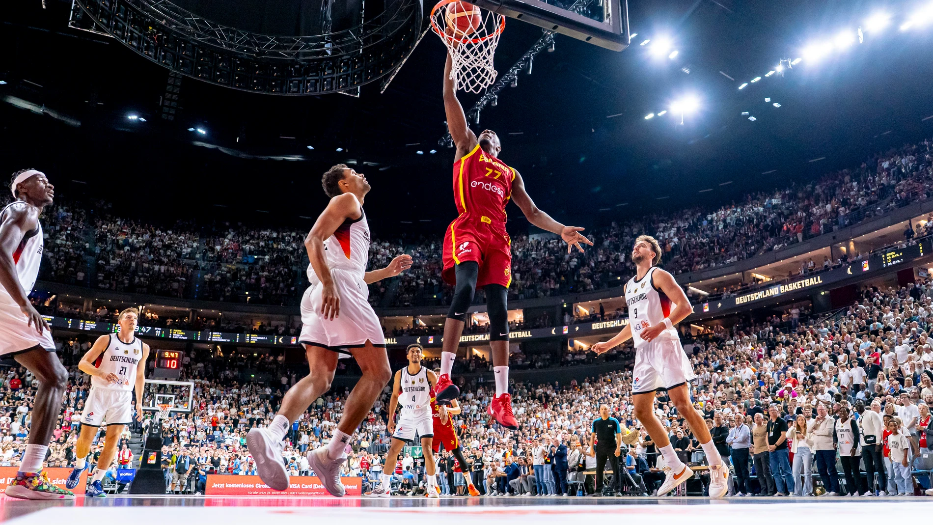 COLONIA (ALEMANIA), 23/08/2025.- El pivot de España Yankuba Sima (c) efectúa un mate ante varios rivales de Alemania durante el partido amistoso preparatorio para el Eurobasket 2025 celebrado este sábado en el Lanxess Arena de Colonia. EFE/FEB/Alberto Nevado SOLO USO EDITORIAL/SOLO DISPONIBLE PARA ILUSTRAR LA NOTICIA QUE ACOMPAÑA (CRÉDITO OBLIGATORIO)
