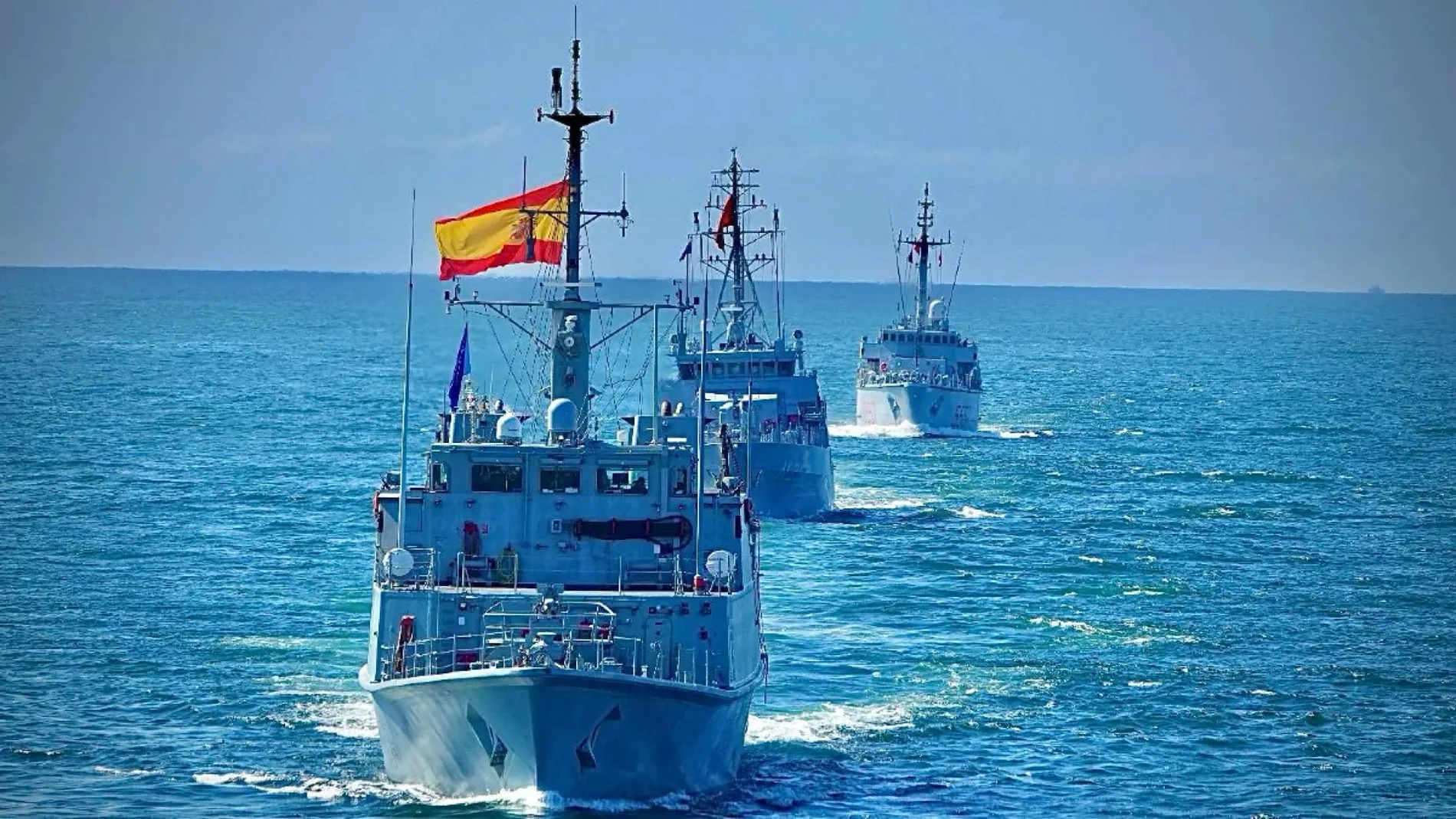 Aparecen tres navíos en alta mar, hay una bandera de España en lo alto de uno de ellos