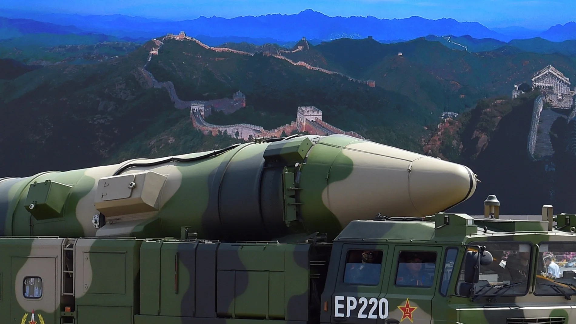 Camión militar chino con un sistema de misiles instalado, al fondo la Gran Muralla