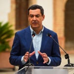 Juanma Moreno realiza una visita institucional al Ayuntamiento de Archidona (Málaga) 