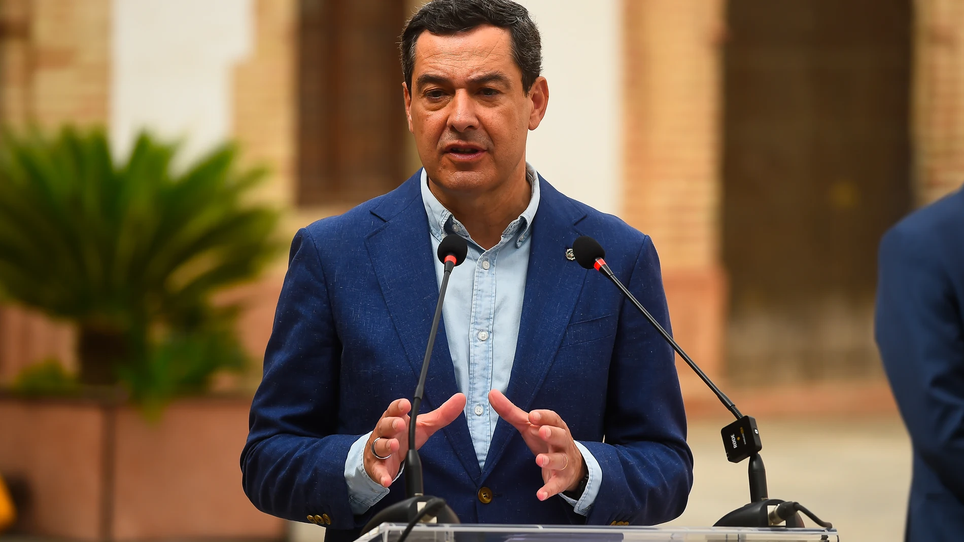 El presidente de la Junta de Andalucía, Juanma Moreno, interviene desde el atril en el marco de una visita institucional realizada al Ayuntamiento de Archidona (Málaga). A 26 de agosto de 2025, en Archidona Málaga (Andalucía, España). El presidente de la Junta de Andalucía, Juanma Moreno, ha realizado en la jornada de hoy una visita institucional al ayuntamiento malagueño de Archidona, donde se ha reunido con su alcalde, Manuel Almohalla para tratar temas de interés común, para a continuació...