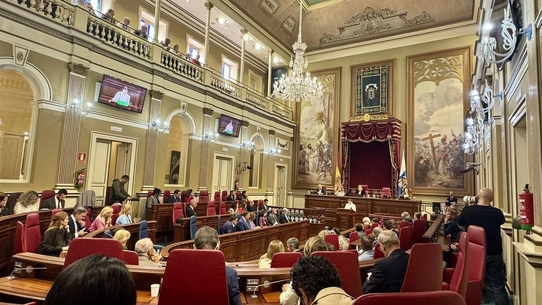 Luz verde a la tramitación para declarar el salón de plenos del Parlamento canario como monumento a la memoria