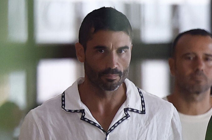 Álex García en el funeral de Verónica Echegui