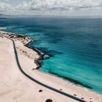 La isla volcánica que cambia con cada marea y enamora a surfistas y windsurfistas por igual