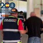 El arrestado, junto a varios agentes de la Policía Nacional