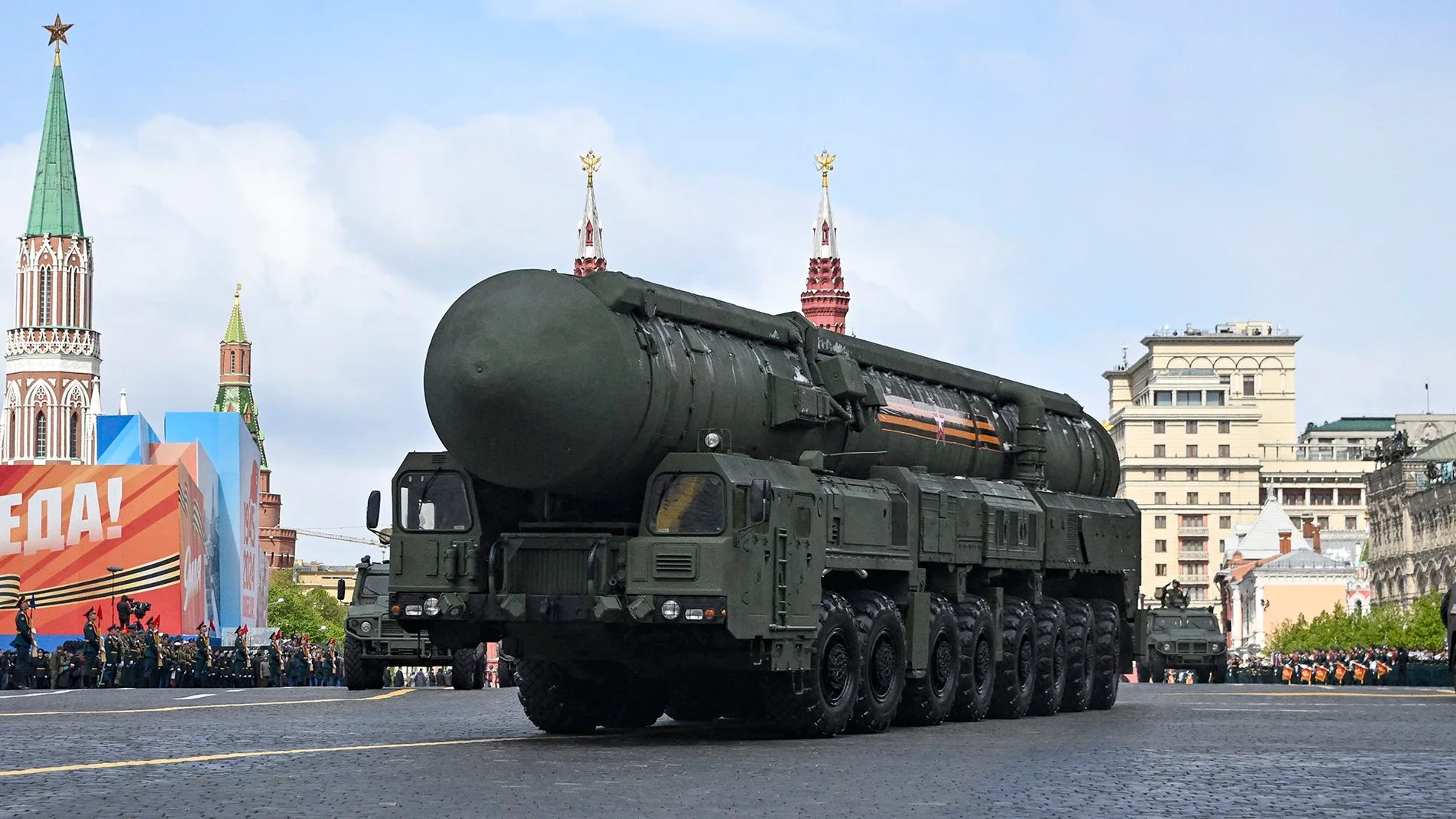 Aparece un camión militar de grandes proporciones que transporta armas nucleares
