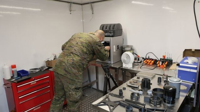 Personal militar español operando sistema Prometeo