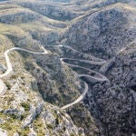 Una joven de 22 años se precipita en moto por un barranco cuando conducía por una montaña de Mallorca