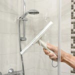 Así debes limpiar la mampara de la ducha para eliminar residuos de jabón y manchas de agua