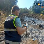 Agente de la Comisaría de Ponferrada en la finca del detenido