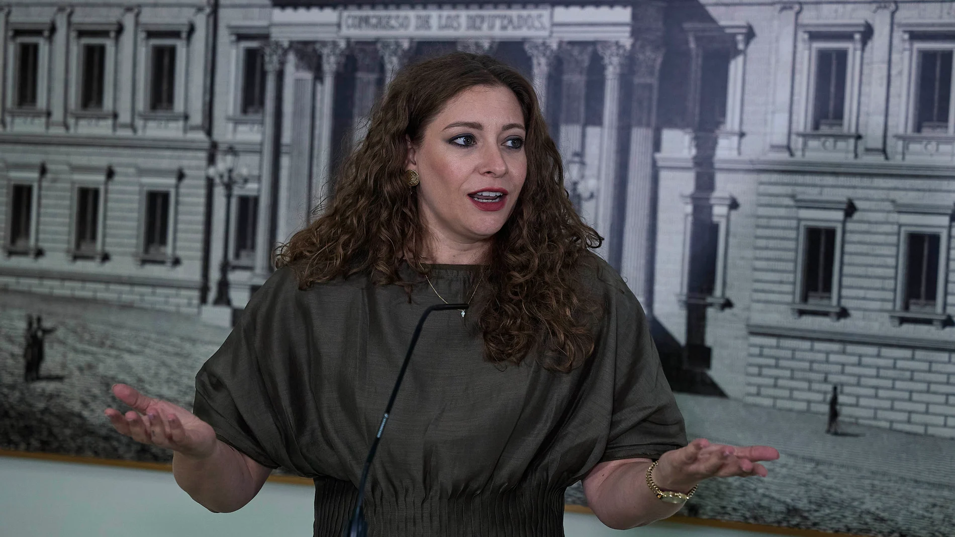 La portavoz del PP en el Congreso, Ester Muñoz, ofrece declaraciones a los medios tras la reunión de la Diputación Permanente, en el Congreso de los Diputados, a 26 de agosto de 2025, en Madrid (España). La Diputación Permanente del Congreso, el único órgano que permanece activo en los periodos no ordinarios de sesiones, debate y vota hoy la citación al presidente del Gobierno, las dos vicepresidentas socialistas y otros seis ministros, todos ellos reclamados por el PP para que rindan cuenta...