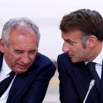 Emmanuel Macron, junto al primer ministro francés, François Bayrou