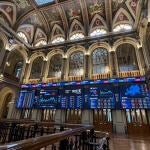 La Bolsa española cede un 0,96 % por la crisis de Francia y el ataque de Trump a la Fed