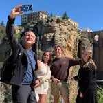 Varios turistas se fotografía en el Tajo de Ronda, en Málaga
