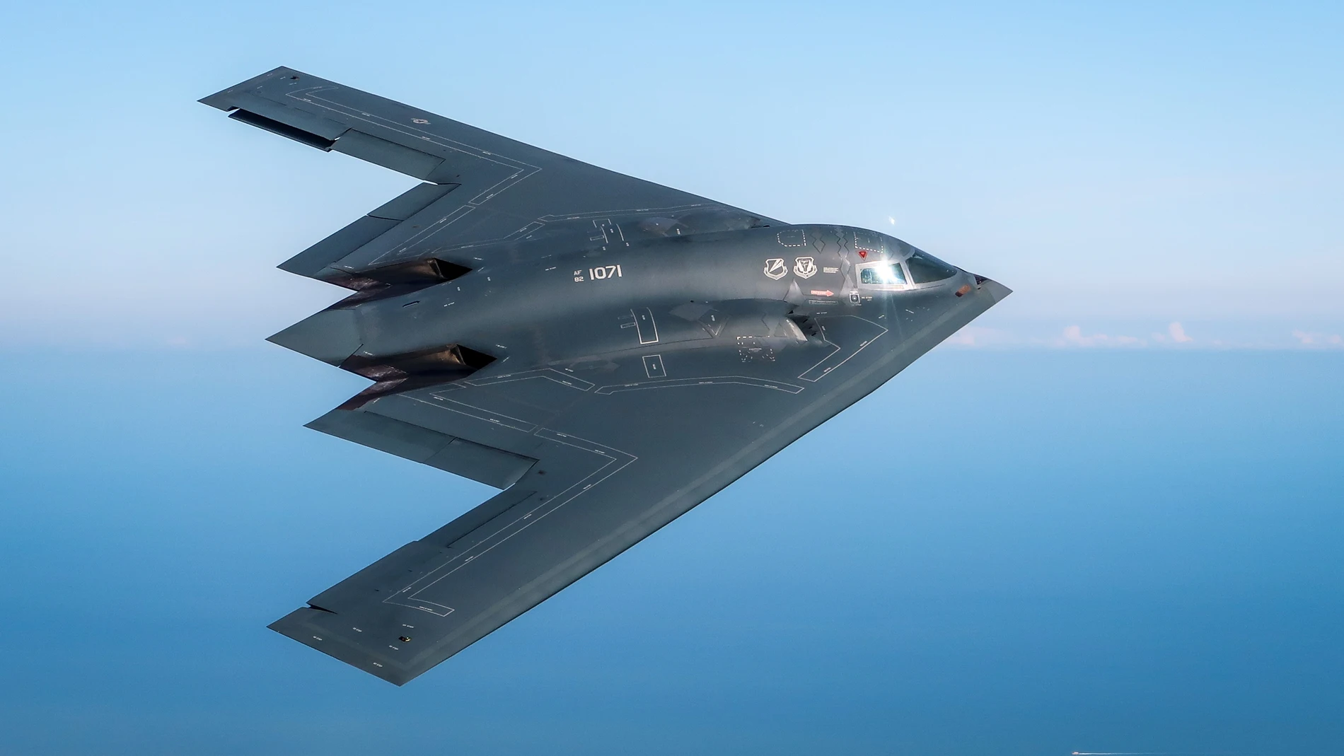 Un avión de combate de grandes dimensiones en forrma de ala delta