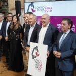 El alcalde de Valladolid, Jesús Julio Carnero, y el consejero de la Presidencia, Luis Miguel González Gago, entre otras autoridades, presentan el programa de actividades conmemorativo del 475 aniversario de la Controversia de Valladolid.