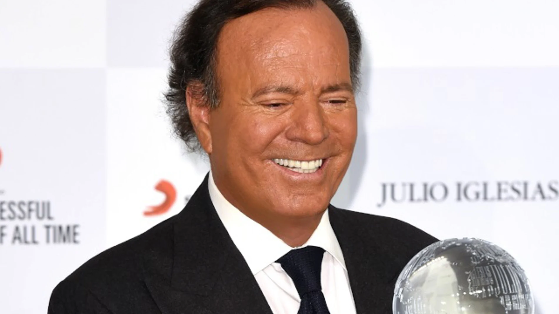 Julio Iglesias despide a su gran amigo Manuel de la Calva con unas emotivas palabras