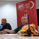 El secretario general de Servicios Públicos de la Unión General de los Trabajadores de León, Juan Miguel Martínez, y el delegado sindical y agente medioambiental, Alfonso Vallecido