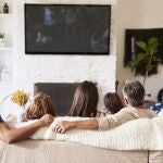 Familia viendo la televisión en casa 