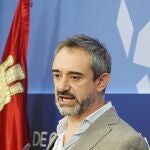 El portavoz parlamentario de Vox, David Hierro, informa a los medios de comunicación sobre las acciones judiciales puestas en marcha por su formación en relación a los incendios forestales que está sufriendo Castilla y León