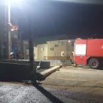 Los Bomberos extinguen un incendio declarado en una empresa de Bullas (Murcia)