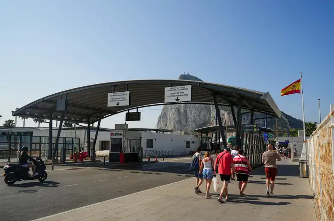 La Junta exige al Gobierno más «transparencia» en el acuerdo con Gibraltar La Junta exige al Gobierno más «transparencia» en el acuerdo con Gibraltar