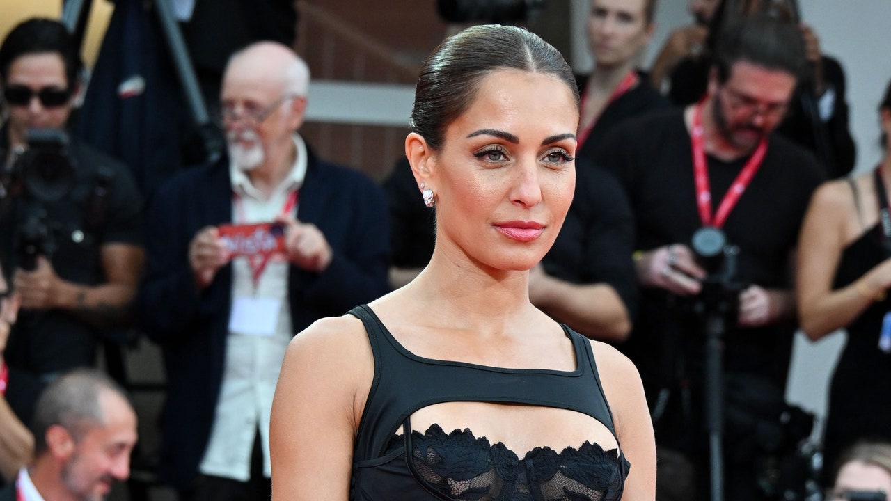 De Hiba Abouk a Amal Clooney o Emma Stone: los vestidos de invitada en una segunda jornada del Festival de Venecia 2025
