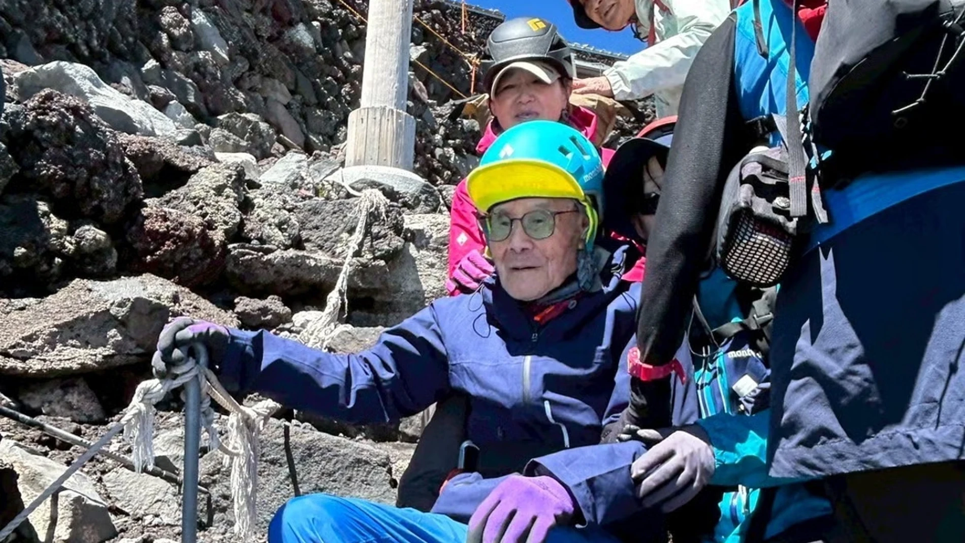 Un hombre de 102 años logra el récord Guinness de ser la persona más anciana en escalar el monte Fuji