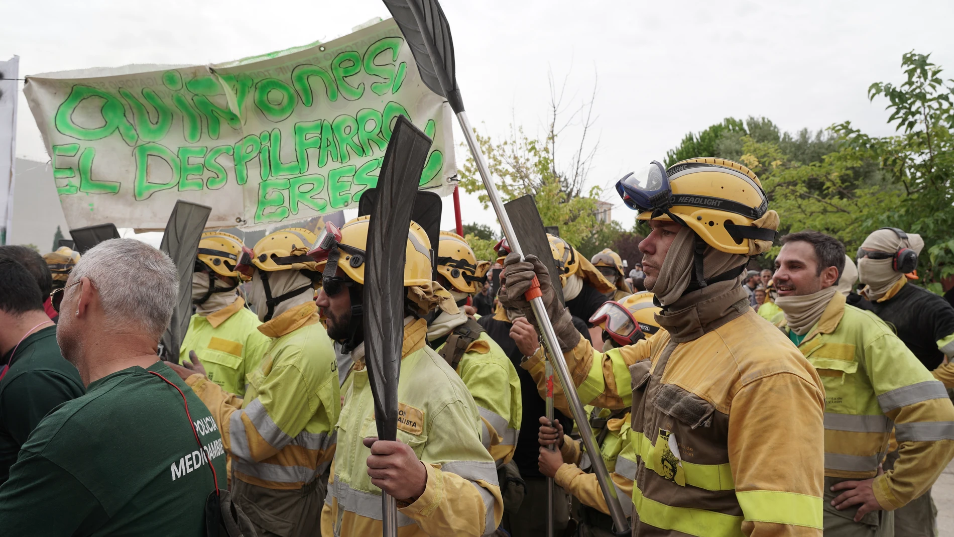 Trabajadores de incendios forestales en sus protestas a las puertas de las Cortes