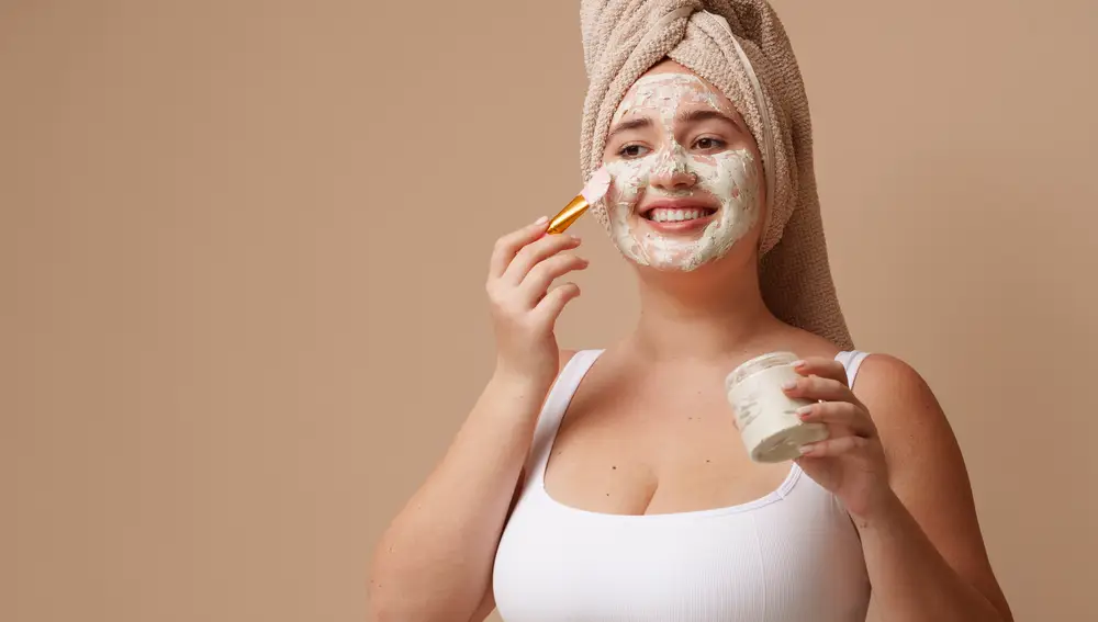 Las mascarillas faciales caseras con yogur, miel o avena son un clásico de la belleza natural.