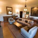 Salón de los Ponentes en el Parador Nacional de Gredos, en Navarredonda de Gredos (Ávila). En este salón se firmó la Constitución Española de 1978