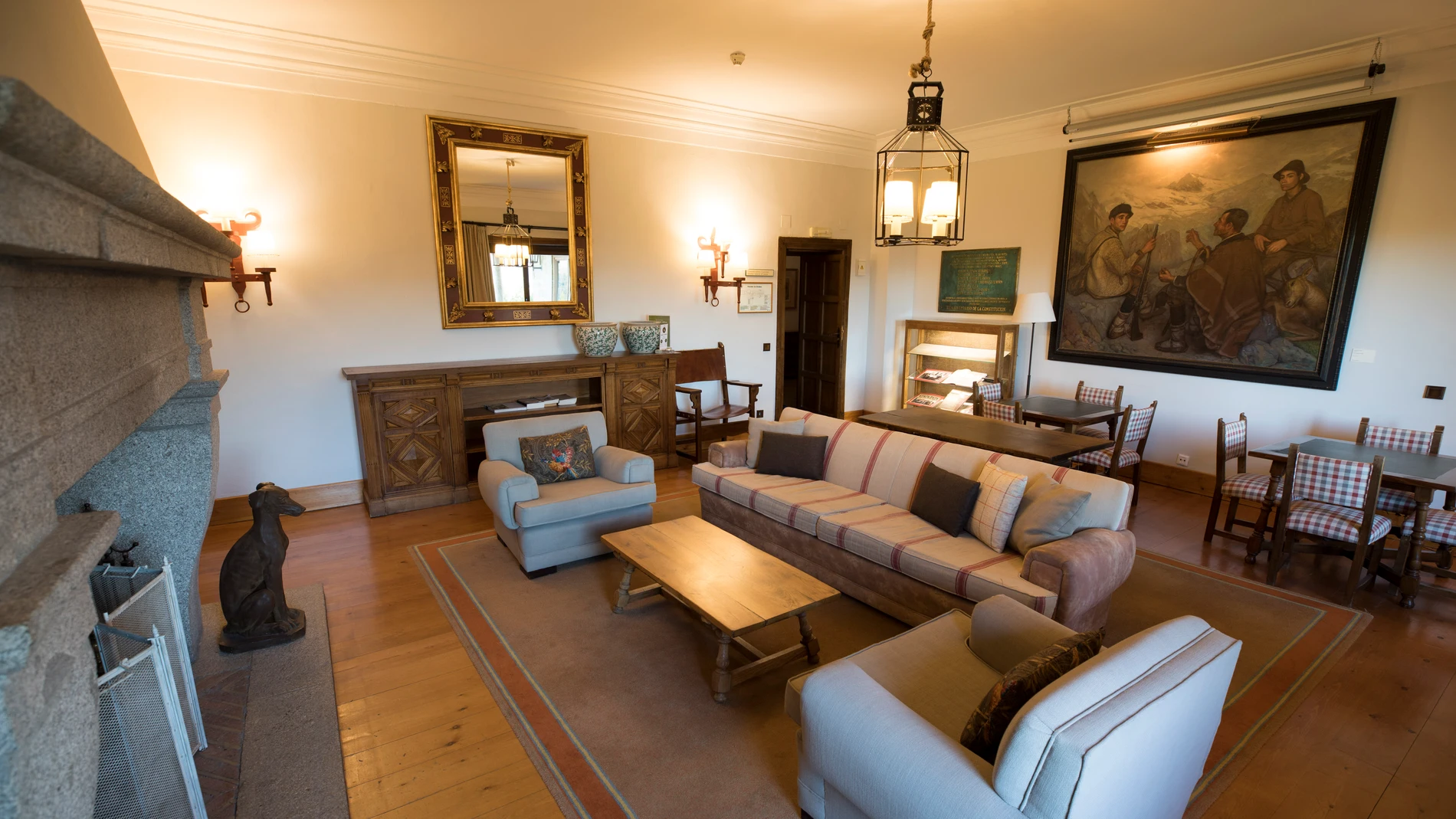 Salón de los Ponentes en el Parador Nacional de Gredos, en Navarredonda de Gredos (Ávila). En este salón se firmó la Constitución Española de 1978