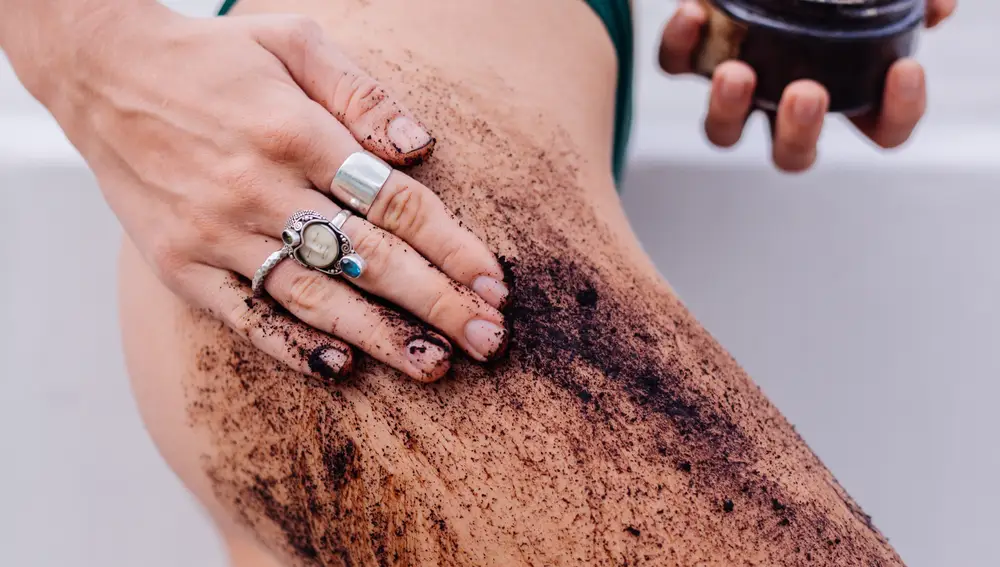 El café molido es uno de los exfoliantes caseros más populares para piernas y brazos.