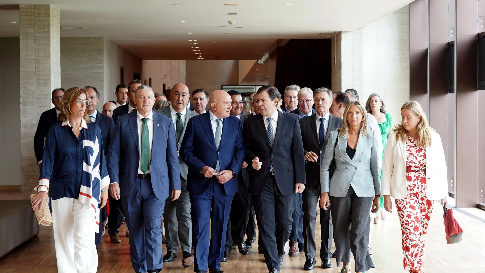El presidente de Castilla y León, Alfonso Fernández Mañueco, llega a las Cortes acompañados de los dirientes populares