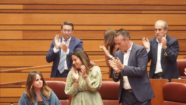 La bancada socialista aplude la intervención de su portavoz, Patricia Gómez