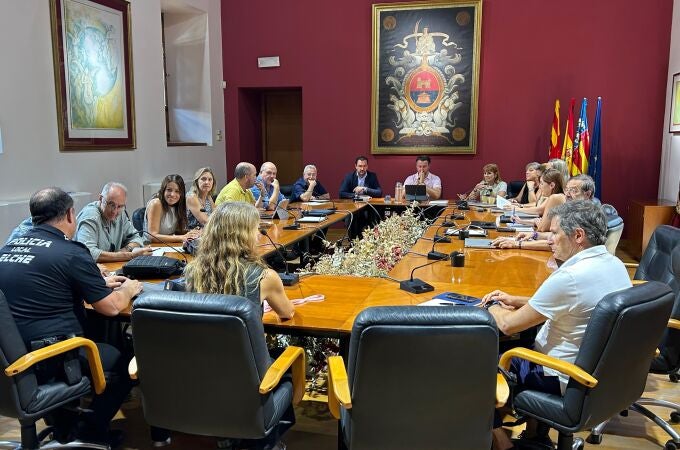 Reunión en el Ayuntamiento de Elche (Alicante), presidida por su alcalde, Pablo Ruz, sobre los trabajos para recuperar la normalidad tras el ciberataque registrado el pasado lunes en el consistorio