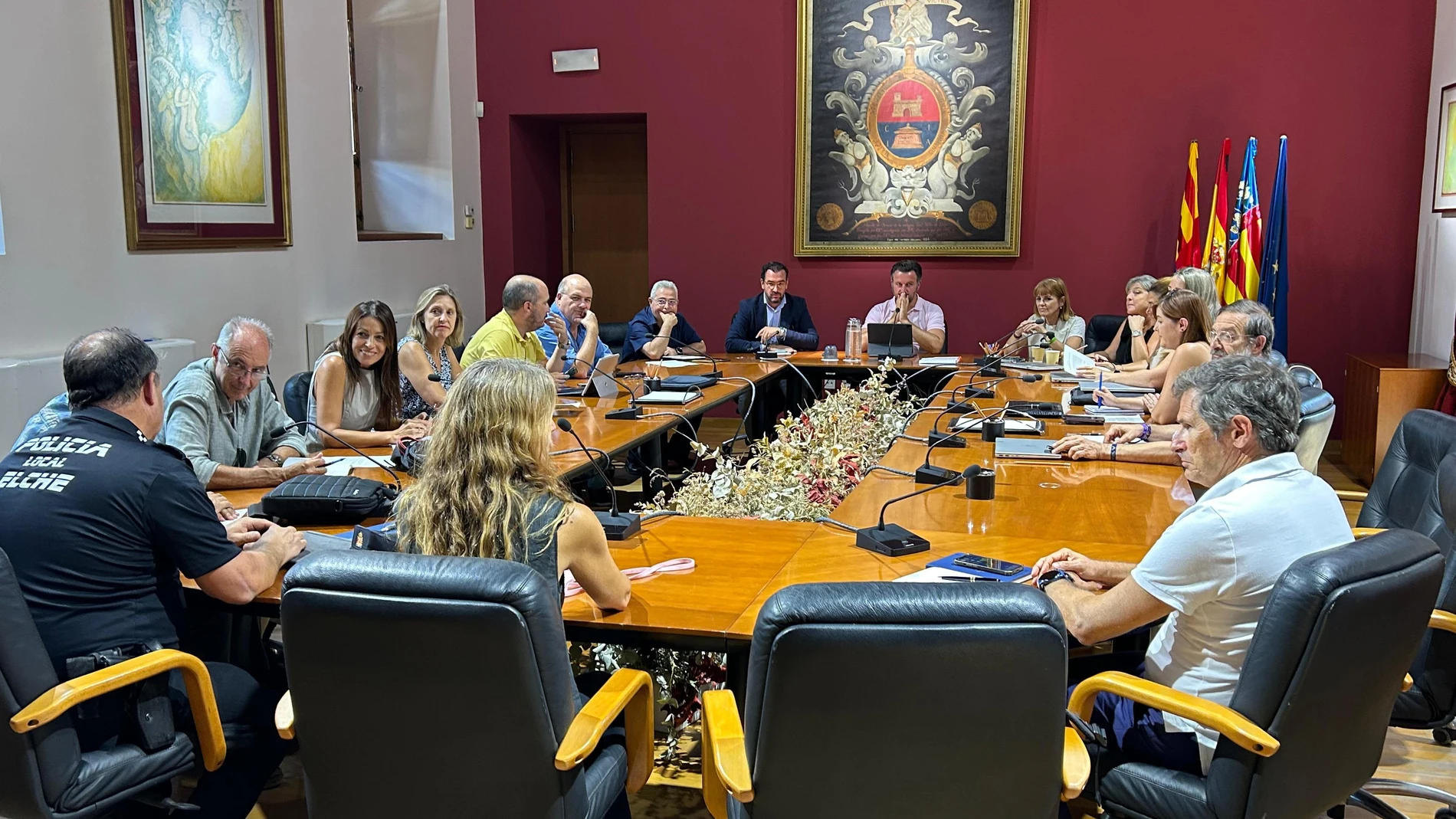 Reunión en el Ayuntamiento de Elche (Alicante), presidida por su alcalde, Pablo Ruz, sobre los trabajos para recuperar la normalidad tras el ciberataque registrado el pasado lunes en el consistorio REMITIDA / HANDOUT por AYUNTAMIENTO DE ELCHE Fotografía remitida a medios de comunicación exclusivamente para ilustrar la noticia a la que hace referencia la imagen, y citando la procedencia de la imagen en la firma 29/08/2025