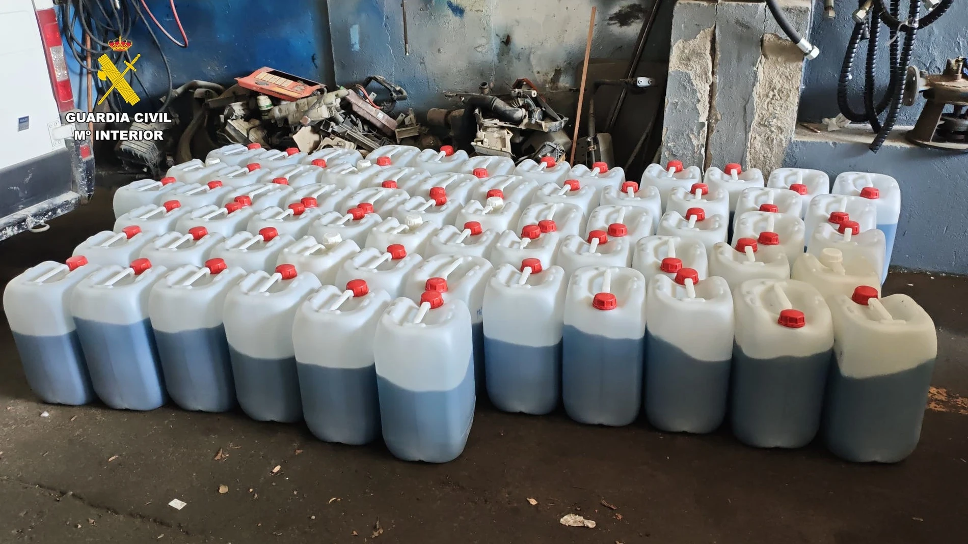 Garrafas de combustible intervenidas.REMITIDA / HANDOUT por Guardia CivilFotografía remitida a medios de comunicación exclusivamente para ilustrar la noticia a la que hace referencia la imagen, y citando la procedencia de la imagen en la firma29/08/2025