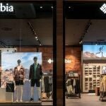 La chaqueta Columbia que todo hombre debería tener en su armario: impermeable, ligera y perfecta para el entretiempo