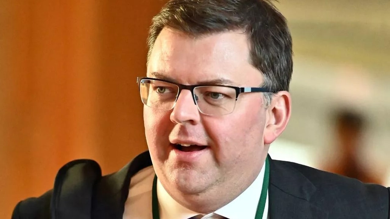 Un político británico, acusado de "esconder una cámara" en los baños del parlamento escocés