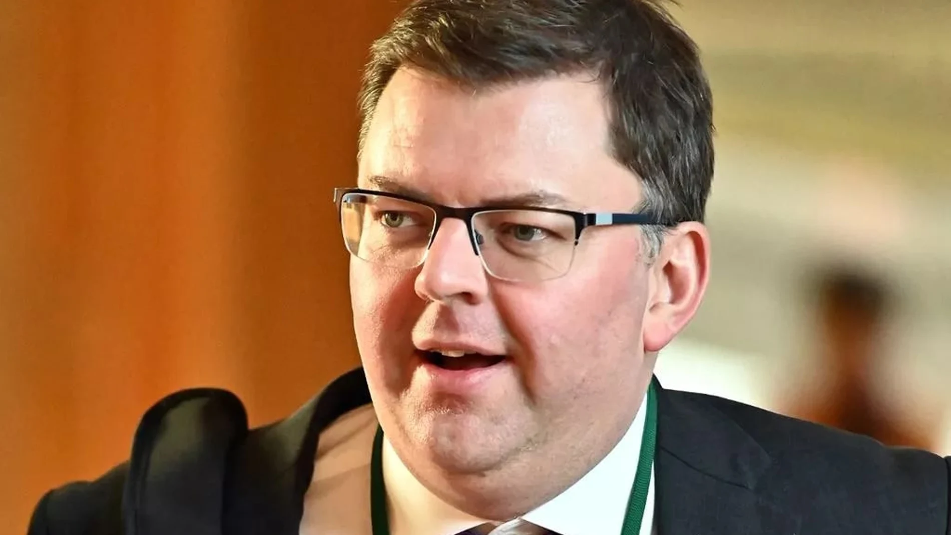 Un político británico, acusado de "esconder una cámara" en los baños del parlamento escocés