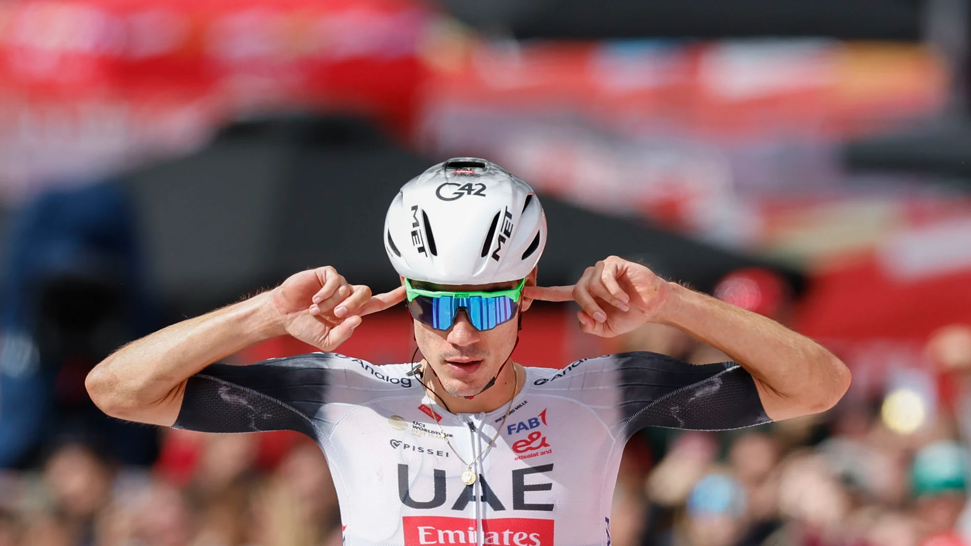 CERLER (HUESCA), 29/08/2025.- El ciclista español del Emirates UAE Juan Ayuso celebra su victoria en la séptima etapa de la Vuelta Ciclista a España que vive este viernes su segunda jornada montañosa con salida en Andorra La Vella y llegada en Cerler (Huesca) tras 187 kilómetros de recorrido. EFE/Javier Lizón