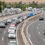 Tráfico.- Circulación lenta en salida de Madrid y entrada a Barcelona, Málaga y Cádiz en la operación retorno de verano