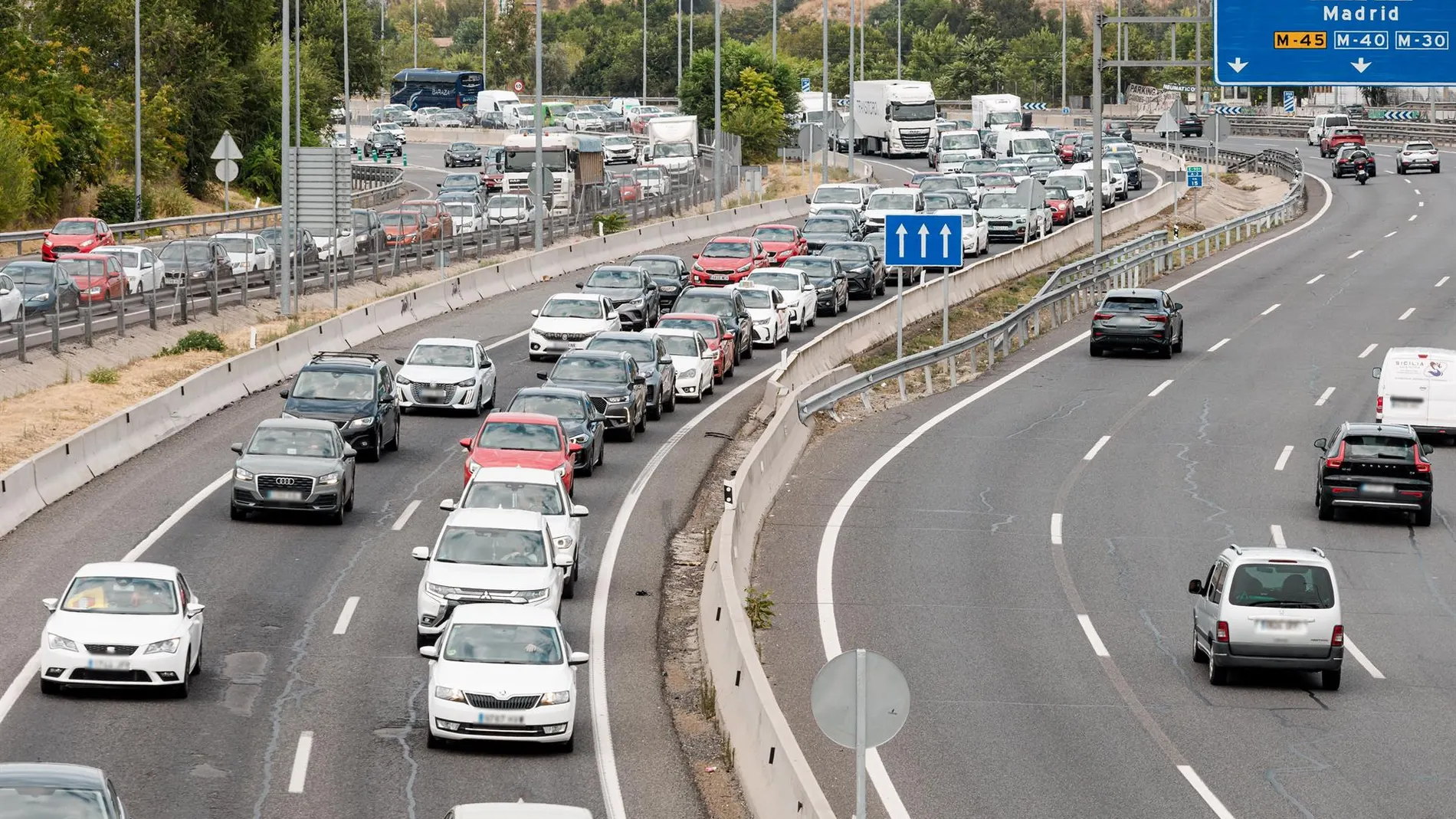 Tráfico.- Circulación lenta en salida de Madrid y entrada a Barcelona, Málaga y Cádiz en la operación retorno de verano