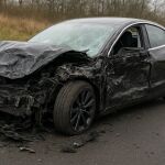 Un coche de Tesla destrozado tras un accidente