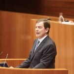 El presidente de Castilla y León, Alfonso Fernández Mañueco, durante su intervención en el pleno para explicar la gestión en la lucha contra los incendios