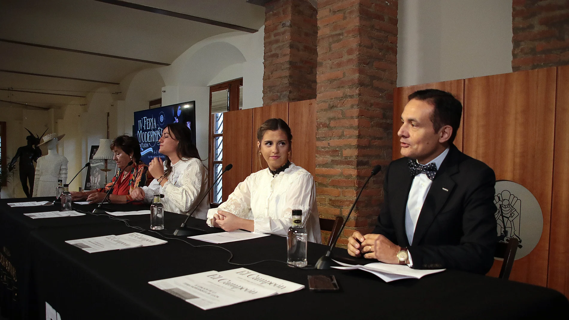 El director general de la Fundación Obra Social de Castilla y León, José María Viejo, acompañado por las jefas de Programas Públicos y Producción y Gestión Comercial de Fundos, Marta Sabugo y Andrea Méndez, y la concejala de Acción y Promoción Cultural del Ayuntamiento de León